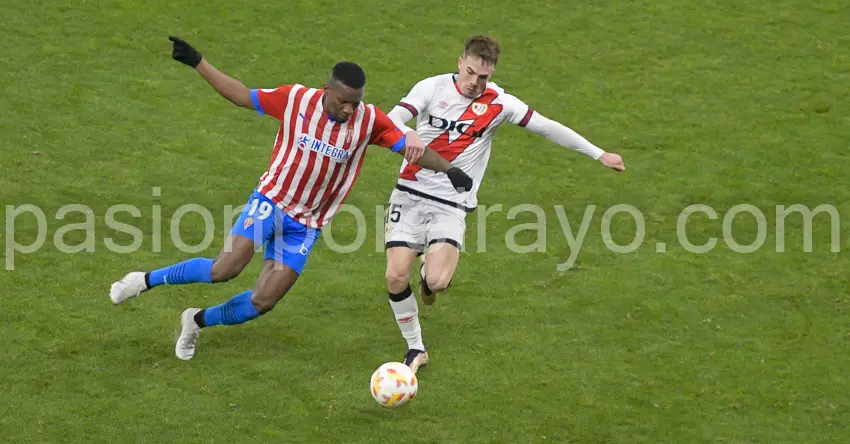 Chavarría peleando por un balón en el partido ante el Sporting de copa