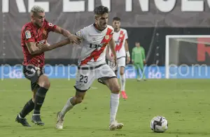 Oscar Valentín controla un balón durante el partido ante el Mallorca