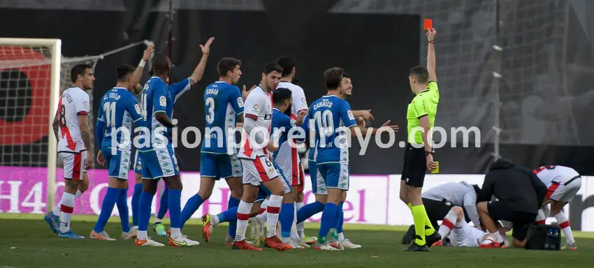 Momento en el que el colegiado muestra la tarjeta roja directa a Alex Moreno