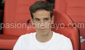 Iñigo Pérez en el banquillo del Rayo Vallecano durante un partido de esta temporada