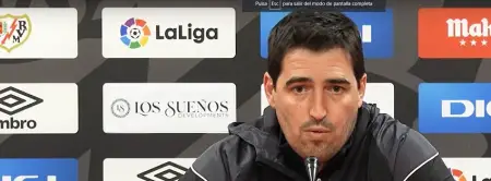 Andoni Iraola durante la rueda de prensa previa al Rayo-Athletic