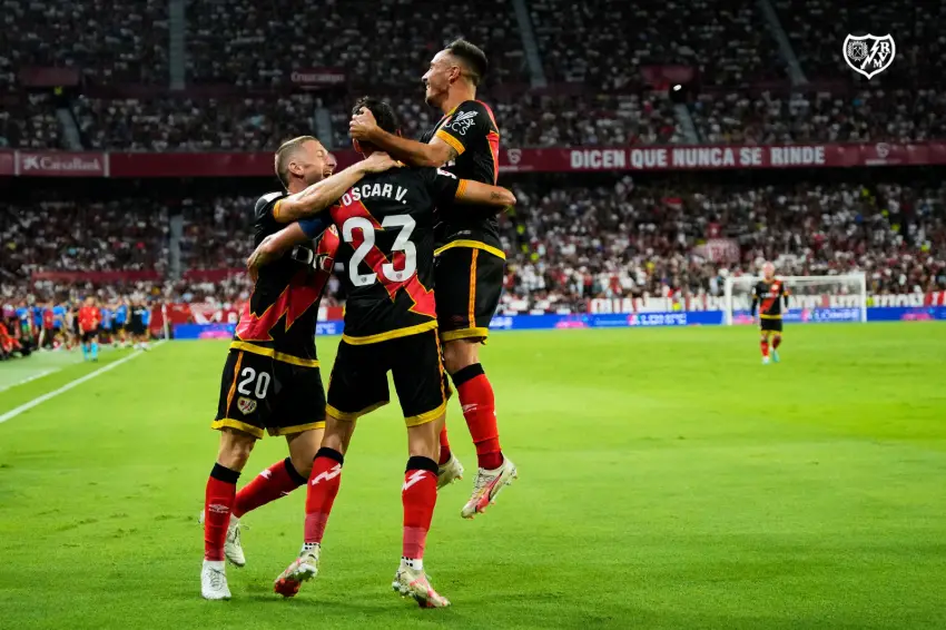 Àlvaro García, celebrando un gol en el Sevilla - Rayo Vallecano