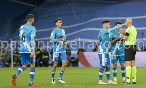 Los jugadores del Rayo rodearon al colegiado al final del partido para protestar por el tiempo añadido