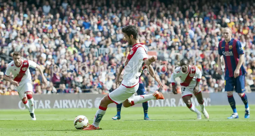 Alberto Bueno lanzando un penalti en el Camp Nou para conseguir uno de los goles del Rayo ante el Barsa en las últimas temporadas