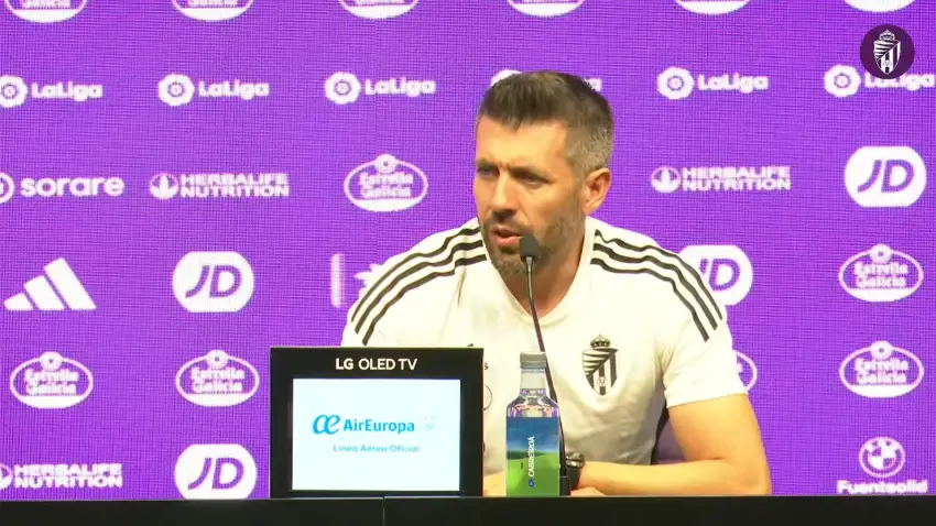 Paulo Pezzolano, en la rueda de prensa previa del Rayo - Valladolid