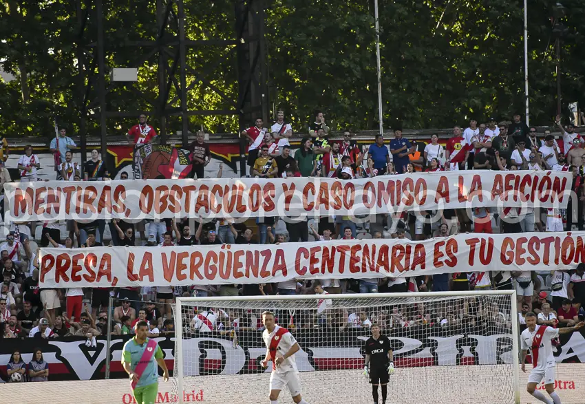 Pancarta contra la gestión de la directiva del Rayo Vallecano