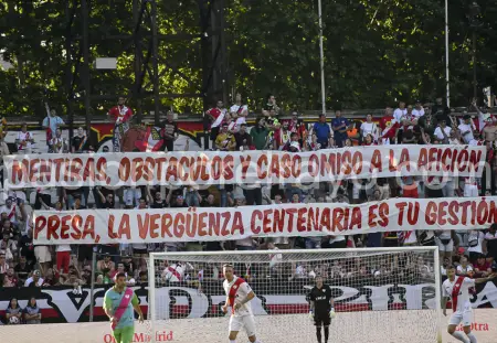 Pancarta contra la gestión de la directiva del Rayo Vallecano