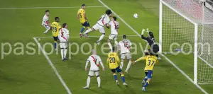 Momento en el que Aridane introducía el balón en la portería del Rayo en su intento de despeje