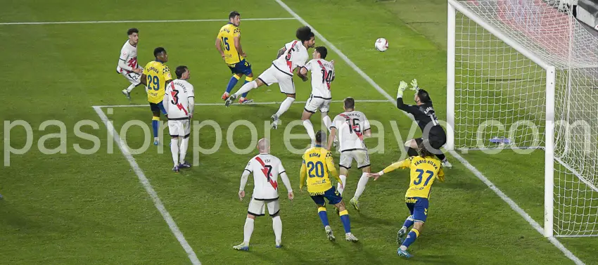 Momento en el que Aridane introducía el balón en la portería del Rayo en su intento de despeje