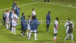 Los jugadores del Rayo cantaron la Vida Pirata junto a sus aficionados