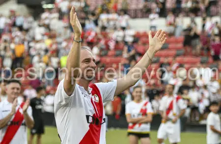 Andrija Delibasic recibiendo el aplauso de la afición del Rayo Vallecano