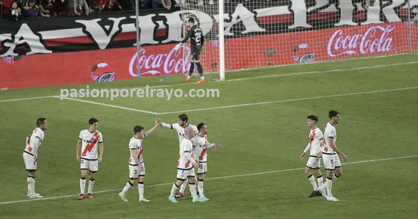 Los jugadores del Rayo celebrando el 1-0 ante Osasuna