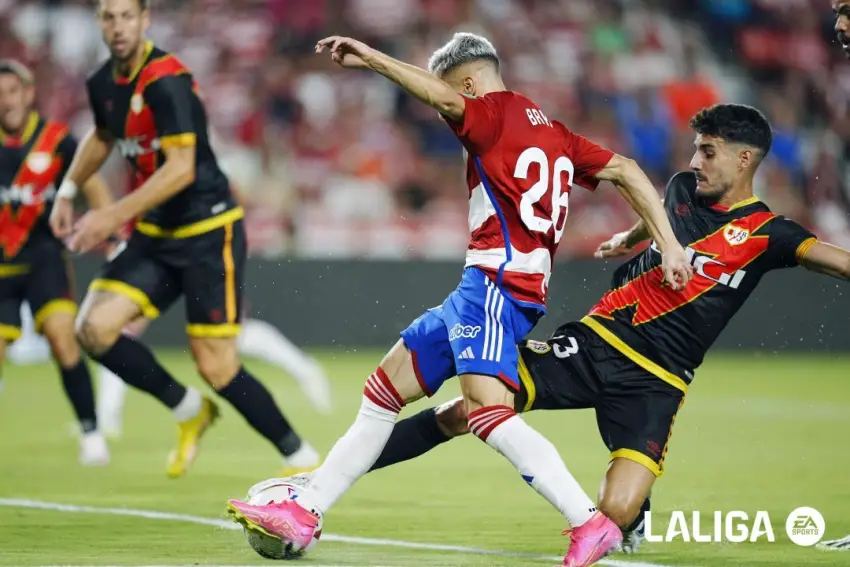 Oscar Valentín durante un lance del Granada - Rayo Vallecano