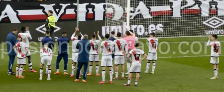 Los jugadores devolvieron los aplausos a la grada al final del partido ante el Sevilla