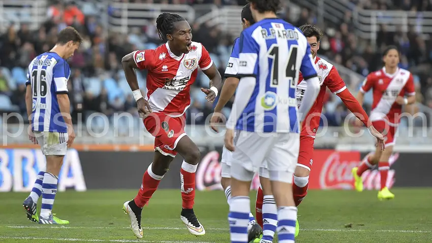 Manucho celebrando el último gol rayista que supuso una victoria en San Sebastián