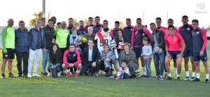 Bonito detalle de la plantilla del Rayo posando junto al abonado 4 en su 90 cumpleaños