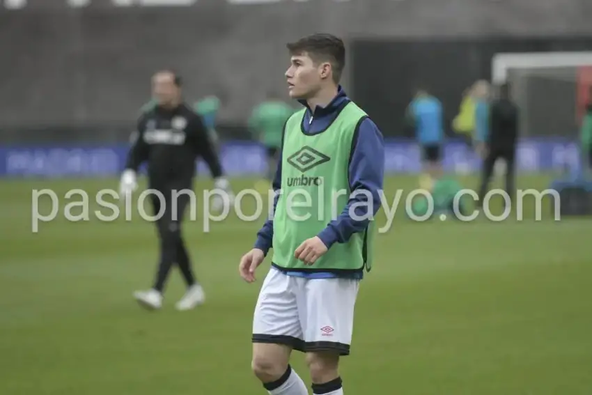 Fran García, durante un calentamiento pre-partido en el Rayo Vallecano