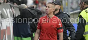 Momento en el que el colegiado del encuentro se encaró con un aficionado del fondo de Vallecas