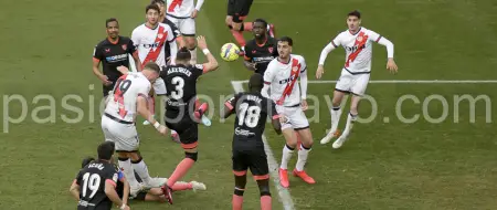 Lejeune remata de cabeza un saque de esquina para marcar gol al Sevilla.