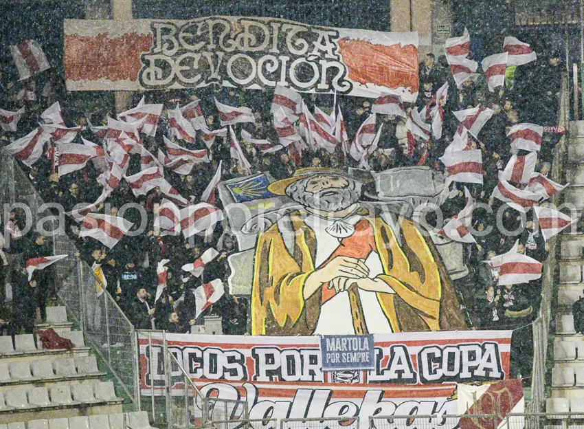 Imagen del tifo de los aficionados del Rayo en A Malata.