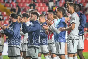 Los jugadores del Rayo Vallecano buscan la primera vida pirata contra el Leganés