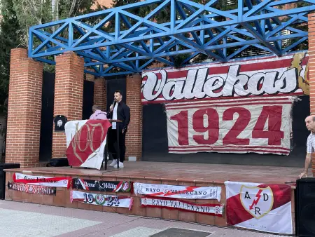 Acto de entrega de los brazaletes del centenario a los capitanes y las capitanas del Rayo y cantera