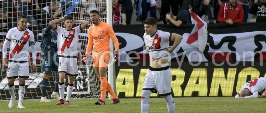 Trejo a la izquierda e Isi a la derecha en el momento de fallar el penalti que pudo haber supuesto el 3-1 ante el Girona