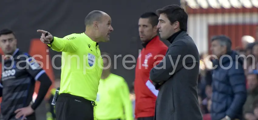 Mateu Lahoz hablando con Andoni Iraola durante el Rayo 0-2 Real Sociedad