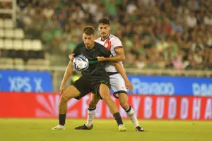 Oscar Valentín luchando por un balón en el primer amistoso de la pretemporada