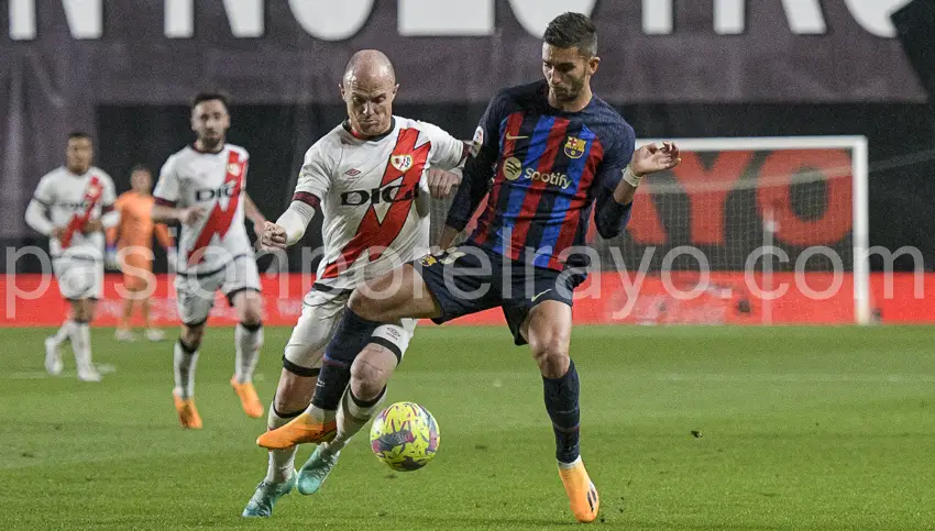 Isi peleando un balón con Ferrán en el partido de la temporada pasada en Vallecas