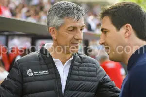 Imanol Alguacil y Andoni Iraola saludándose antes del partido de la temporada pasada