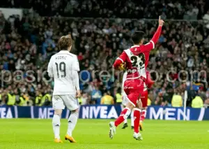 Alberto Bueno, celebrando uno de sus goles en el Santiago Bernabéu