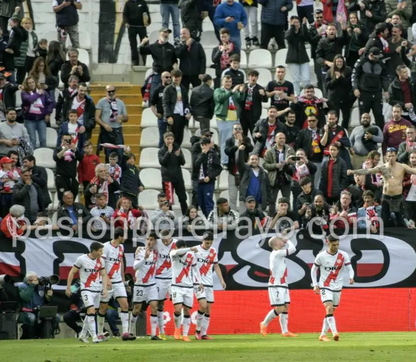 Jugadores del Rayo Vallecano celebrando el gol de Isi contra el Girona