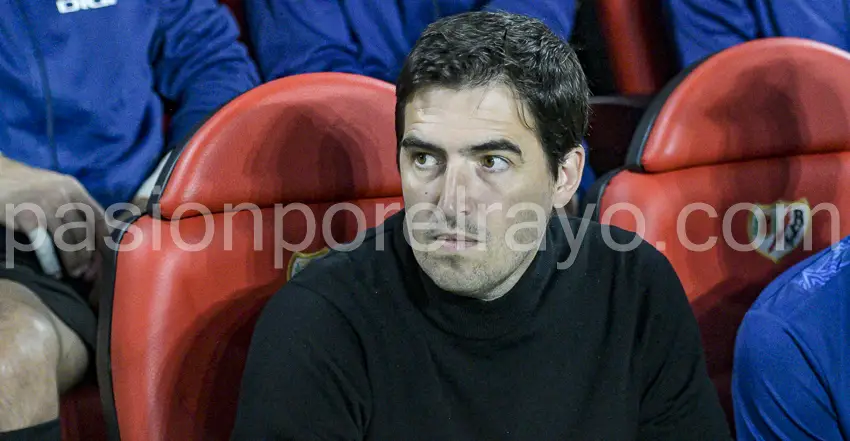 Andoni Iraola en el banquillo durante un partido de esta temporada en el Estadio de Vallecas