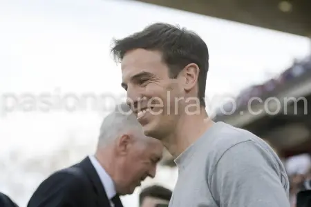 Iñigo Pérez tras saludar a Ancelotti antes del Rayo - Real Madrid