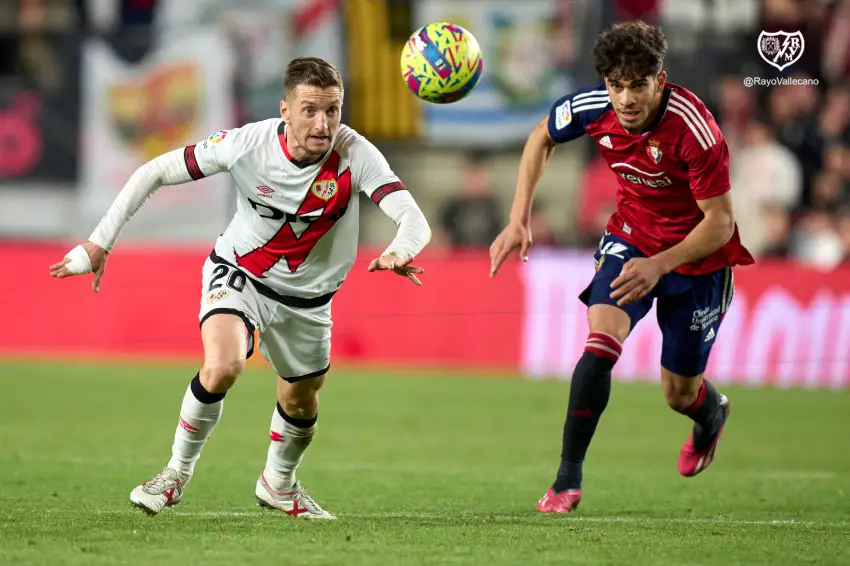 Balliu lucha por un balón en el Rayo - Osasuna