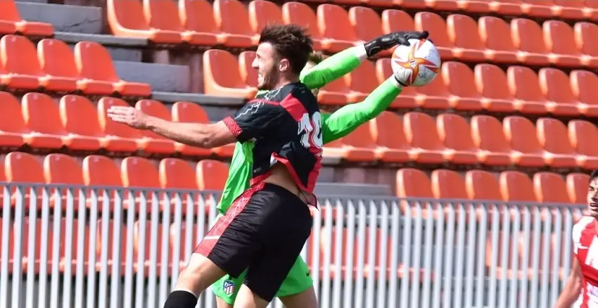 Ilies pelea un balón con Christian en el Atlético B 3-1 Rayo B