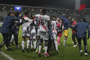 Jugadores y cuerpo técnico celebran el pase de ronda en Palencia con La Vida Pirata