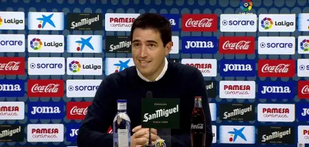 Iraola, en la rueda de prensa del Villarreal - Rayo Vallecano