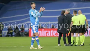 Catena aplaudiendo a la grada tras el partido de anoche en el Bernabéu