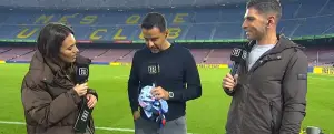 Míchel en la entrevista posterior al Barcelona - Girona, con la camiseta de Busquets