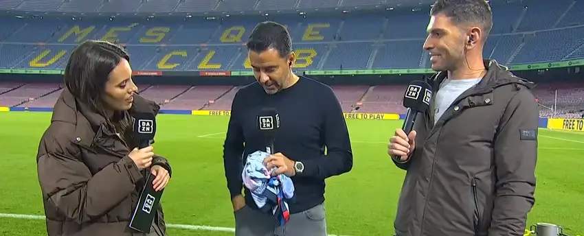 Míchel en la entrevista posterior al Barcelona - Girona, con la camiseta de Busquets