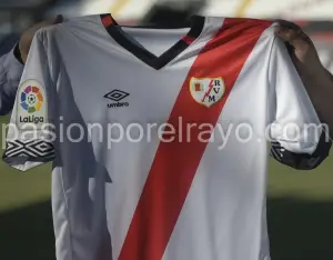 Imagen de la camiseta del Rayo en la temporada 20-21.