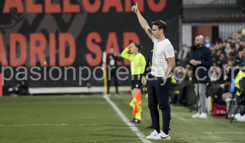 Iñigo Pérez en la banda durante el Rayo 2-1 Celta