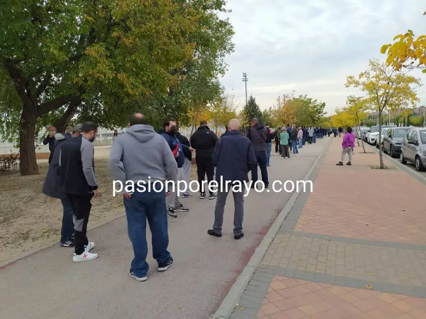 Presa traslada el caos de las colas del estadio de Vallecas a la Ciudad Deportiva del Rayo Vallecano