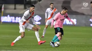 Alejandro Catena defendiendo a Messi