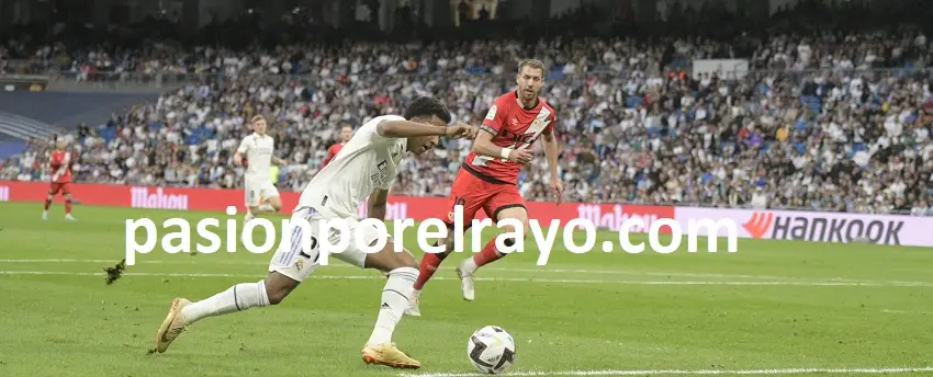 Rodrygo cayó dentro del área durante el Real Madrid - Rayo y la afición rayista tiró de ironía
