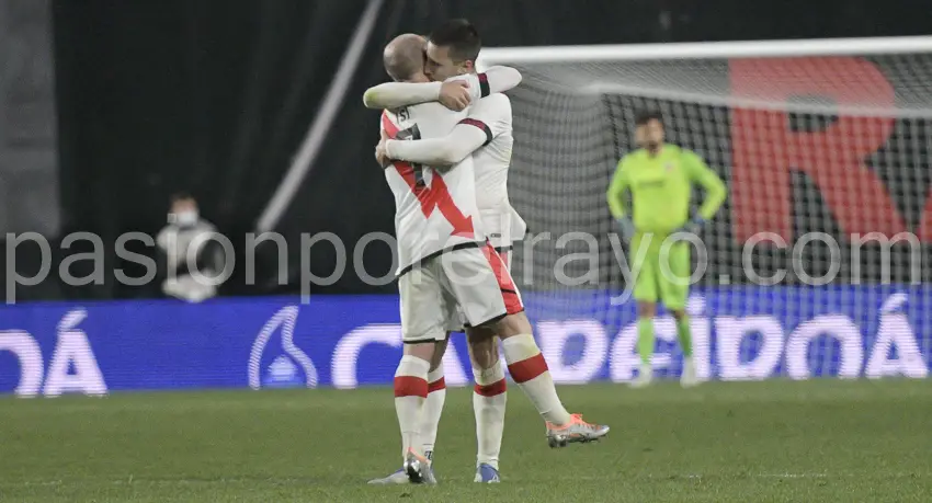 Sergi Guardiola e Isi celebran el gol del empate ante el Valencia la temporada pasada