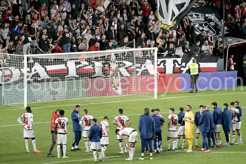 Momento en el que la grada de Vallecas empieza a cantar &quot;La Vida Pirata&quot;