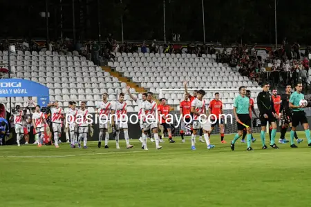 Protesta de la afición en el Rayo Vallecano - Osasuna